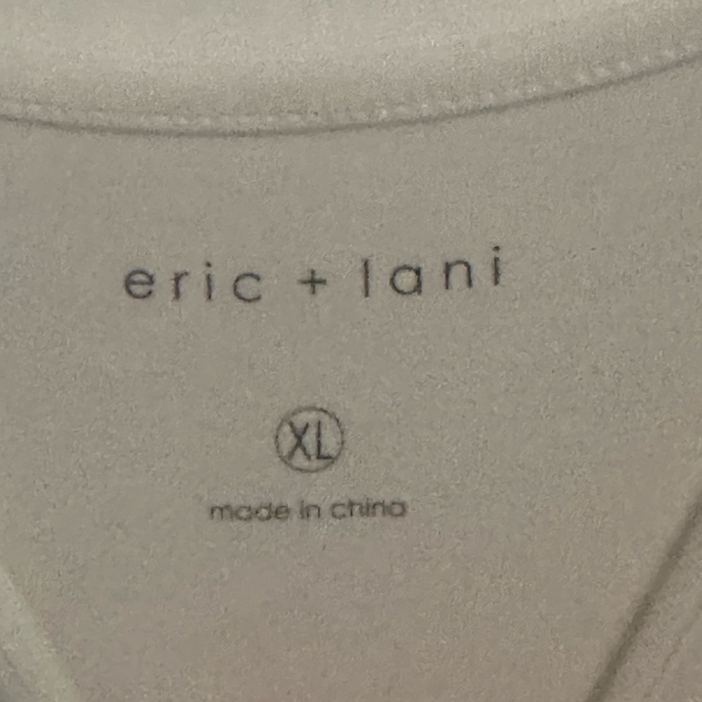 Beautiful top - Picture 2 of 2